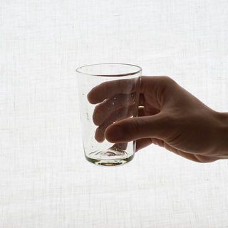 光にかざすと、優しく緑に輝くよ。ガラス工房橙の「くるみガラス」がとっても綺麗 