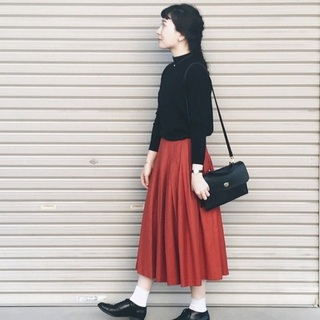 可愛らしさと大人っぽさを持ち合わせた色「赤」を身に纏って、秋冬のナチュラルスタイルを楽しもう