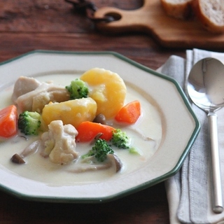 失敗しらずのホワイトソースのレシピも。クリームシチューで野菜も肉もたっぷりと。