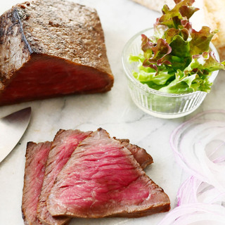 初心者さん向けから、本格派まで。クリスマスに食べたい「ローストビーフ」レシピ集