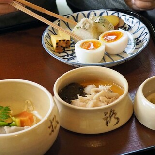 静かな京都を楽しむ。早朝から開門するお寺と、近くでいただく朝ごはん