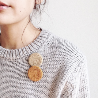 白磁や真鍮、胸元にキラリ。素敵なぬくもり、作家さんによるハンドメイドブローチ