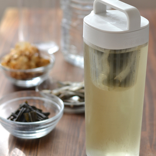 冷蔵庫の中で一晩おくだけ。お手軽「水だし（水出汁）」で和食がもっと簡単に♪