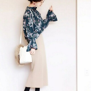 そっと春を待つ。大人可愛い【花柄・ボタニカル柄】のファッションコーディネート