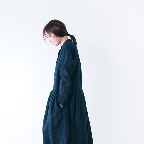 ずっと身に着けていたい カーディガンやコート下に着るリネン 麻素材の秋コーデ キナリノ