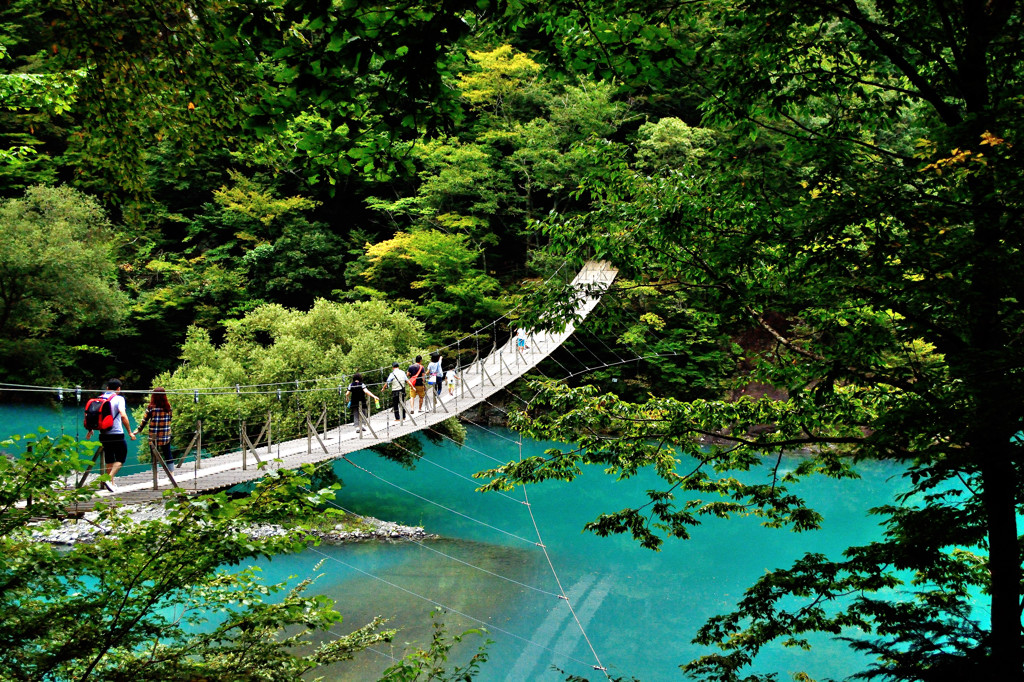 美しすぎるブルーの湖上を歩く…静岡県の夢の吊り橋 | キナリノ