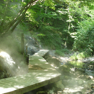 地球の息吹を感じる場所。宮城県・鬼首温泉「地獄谷遊歩道」