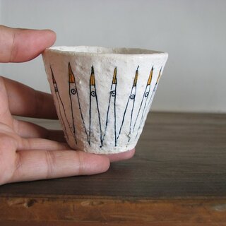 かわいいお猪口でチビチビと。“熱燗でおうち居酒屋”が楽しい季節です。