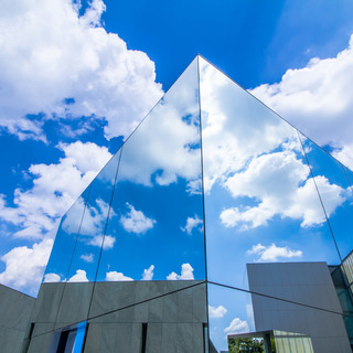 自然と共存、ガラスの屋根。空間そのものがアートな日本の美しい美術館