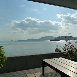 今治市から行く宝石のような島々のカフェ。しまなみ海道のカフェ7選