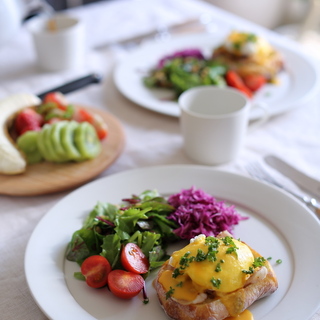 料理をおいしそうに見せるコツ【余白・高さ・彩り】でもっと盛り付け上手に!