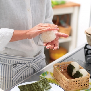 お弁当にも、お夜食にも。アイデアあふれる「脱マンネリ・おにぎりレシピ」