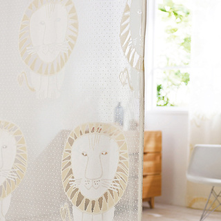 “白いカーテン”を取り入れて、ナチュラルで清潔感あふれるお部屋づくりを