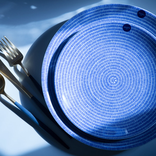 和食も洋食も引き立てる「ブルー」。青い食器やマグ、グラスを集めました