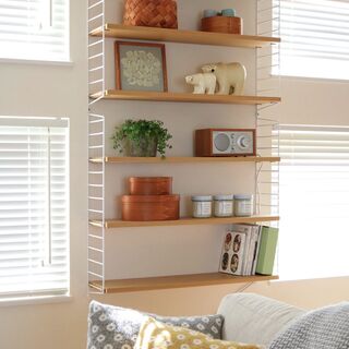 収納スペースをお手軽増設。“見せる”も叶える取り付け棚のインテリア見本