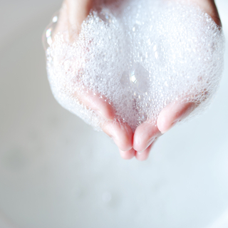 毛穴の奥まですっきり落とせる。洗顔ブラシの効果と使い方。 