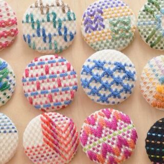 色彩の豊かさ、自然を模った模様に心躍る【スウェーデン刺繍】