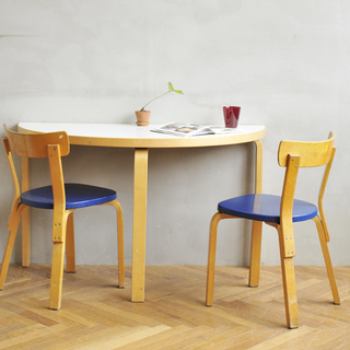 壁際には『これしかない』。アルテックの半円テーブル