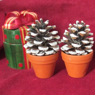 ちょこっとDIY。松ぼっくりで可愛いクリスマスツリーを手作りしてみない？