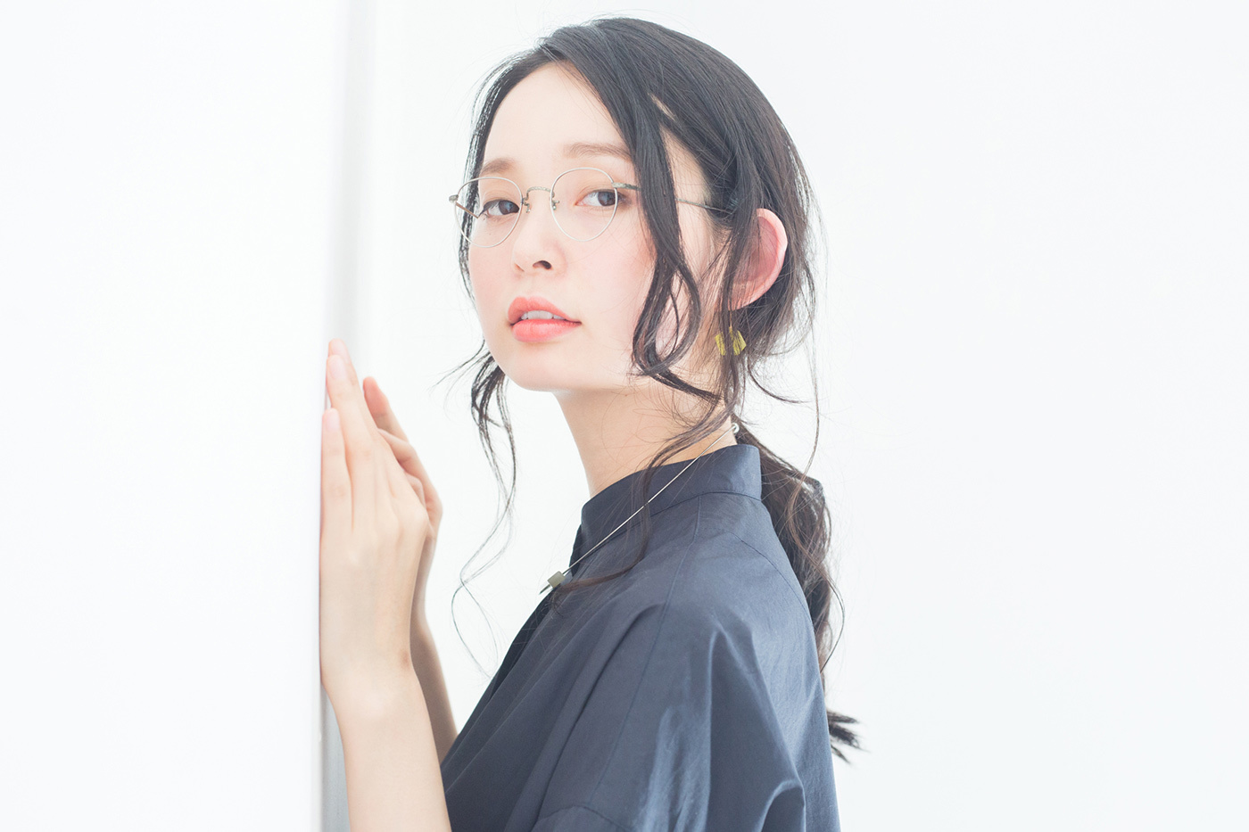 髪型に合わせて耳元のおしゃれを ヘアスタイル ピアス イヤリング のバランスコーデ キナリノ