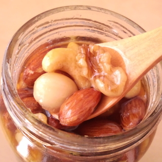 おいしくて美肌効果も！「ナッツのはちみつ漬け」の作り方とアレンジレシピ