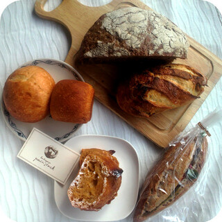 冷凍してもいつでも美味しい！福岡の大人気パン屋さんパンストック