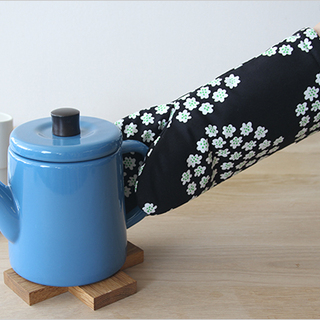 土鍋やスキレットに大活躍！お気に入りの【オーブンミトン】を見つけよう♪