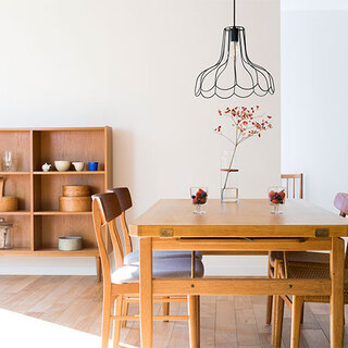 長く愛される普遍的なデザイン。暮らしを明るく灯す「aina」の照明