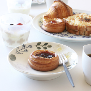 色とりどりのお花を食卓に。テーブルがパッと明るくなるフラワーモチーフのお皿6選 