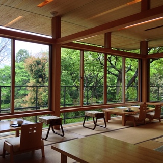 筆を進めれば心が浄化されていく。カフェや自宅でもできる「写経」入門