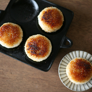 南部鉄でこんがり本格焼きおにぎり。小笠原陸兆の「おにぎり焼き器」 