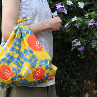 包んだり、目隠しにしたり。《ハンカチ・風呂敷》を暮らしの様々なシーンに