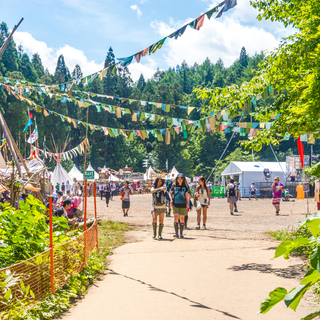 どんな服やアイテムで行けばいいの？ 楽しさ倍増【夏フェスファッション】特集