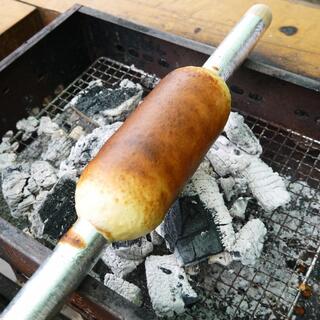 みんなで火を囲って。キャンプでバームクーヘンを手作りしてみない?