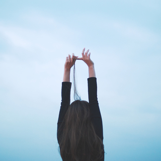 肩の力をぬいて、自然体の「余裕」をまとおう。今すぐできる『5つのリラックス方法』