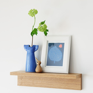 リサ・ラーソンのワードローブをモチーフにした花瓶で、花との暮らしを楽しんで