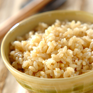 体には良い!だけど味に飽きる時も…。玄米ご飯に合うおかず&アレンジレシピ