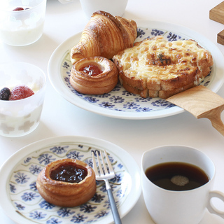 食卓に彩りを添えてくれる〈花柄のお皿〉集めました 