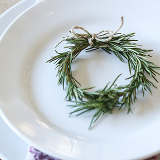 おうち時間にゆっくりハンドメイド。ハーブリースの作り方&インテリアアレンジ集