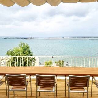 沖縄旅行で訪れたい《のんびり海を眺められる》素敵な海カフェ8選