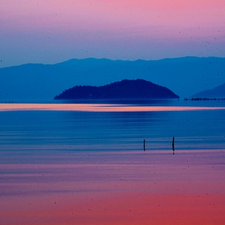 ふと立ち止まって、空を見上げる時間を。「マジックアワー」の美しさに魅せられて