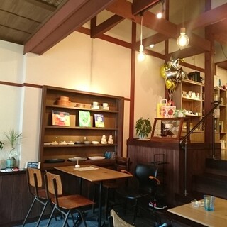 コーヒーを飲みながらショッピング。京都・”カフェ併設”の素敵なものに出合えるお店