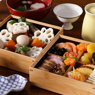 新年の食卓を華やかに彩る「おせち料理」の美しい盛り付け方