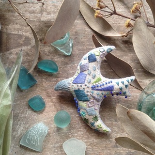 色と糸の美しい重なり。『ヒグチエリ』の刺繍の世界