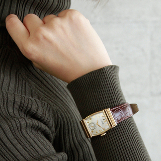 手首にさりげなく気品をプラス。シックな秋コーデに馴染む大人の「腕時計」
