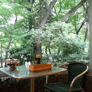 心地いい自然に囲まれて♪開放感ある都内の【公園内カフェ7選】を楽しもう 