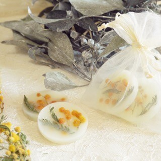 お花やドライフルーツを閉じ込めて♪アロマの香りに癒される「ワックスサシェ」の作り方