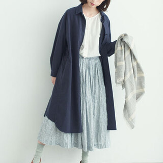 アウターを着るにはまだ早い。ハンパな季節は「薄軽な羽織りもの」が大活躍！