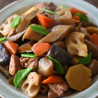 今夜の【メイン】献立は“筑前煮”。副菜や器で彩りを添えて、旬を美味しく楽しもう！