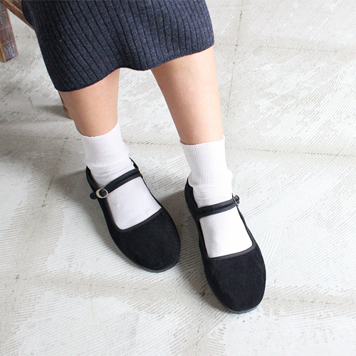 ストラップシューズ で いつもより少しレディにシックにコーディネート キナリノ